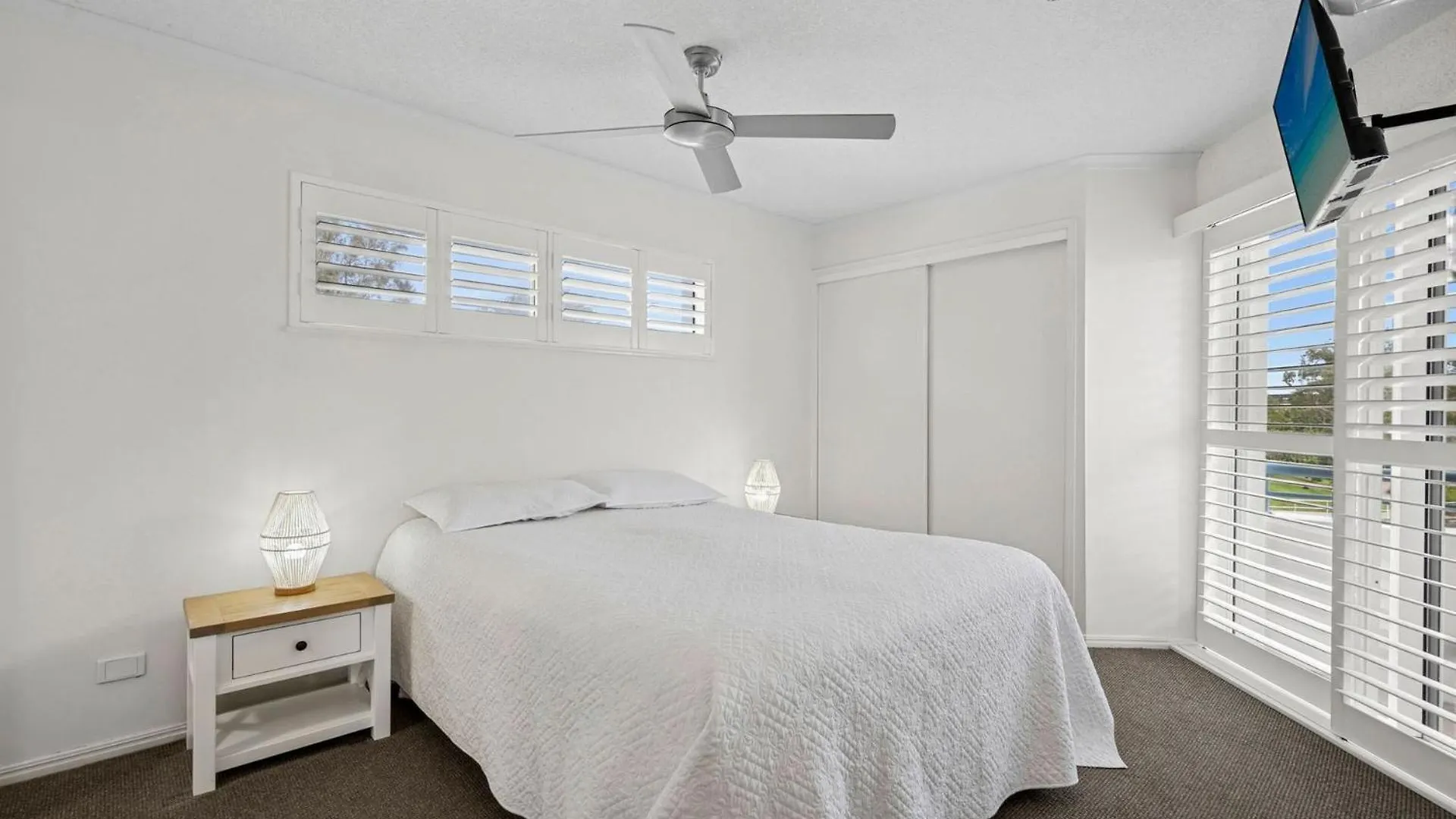 Stunning Rooftop Retreat With Private Jacuzzi Maroochydore Lejlighed
