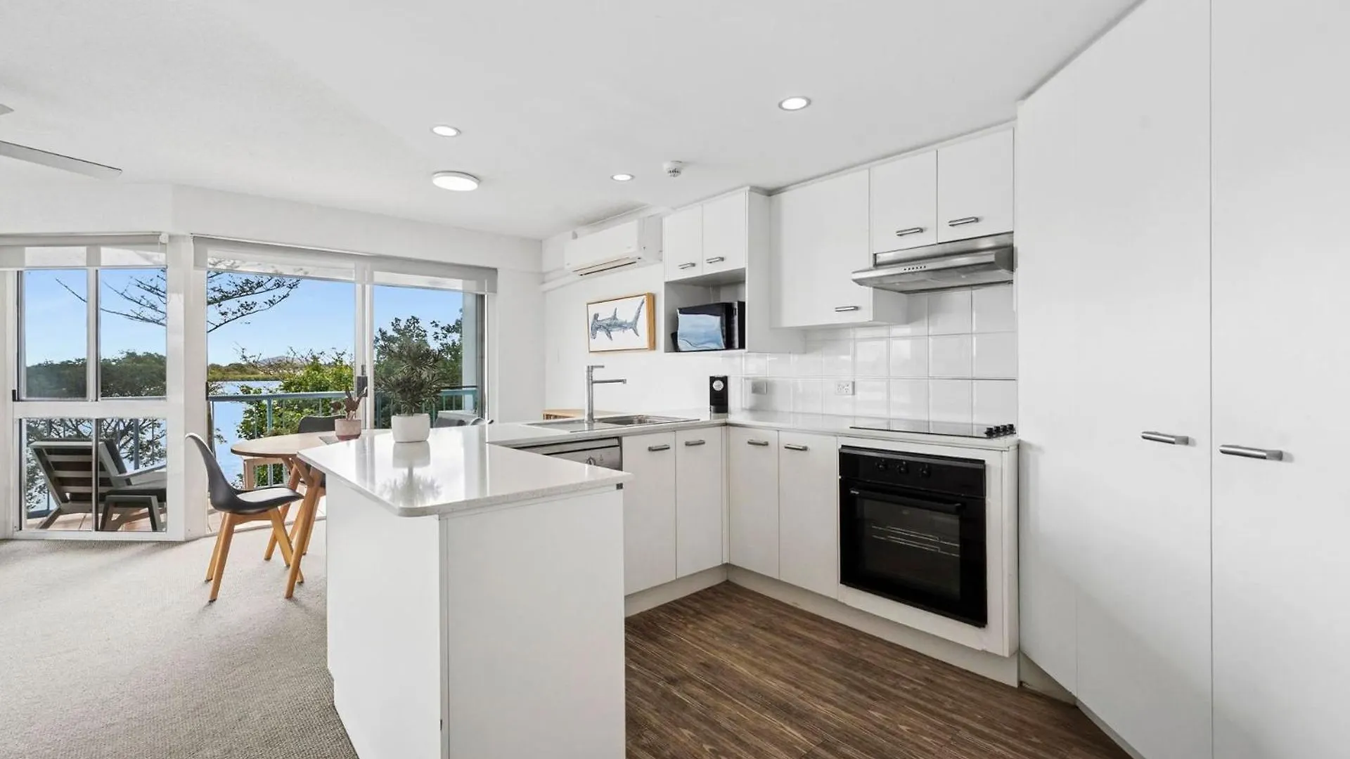 Stunning Rooftop Retreat With Private Jacuzzi Maroochydore