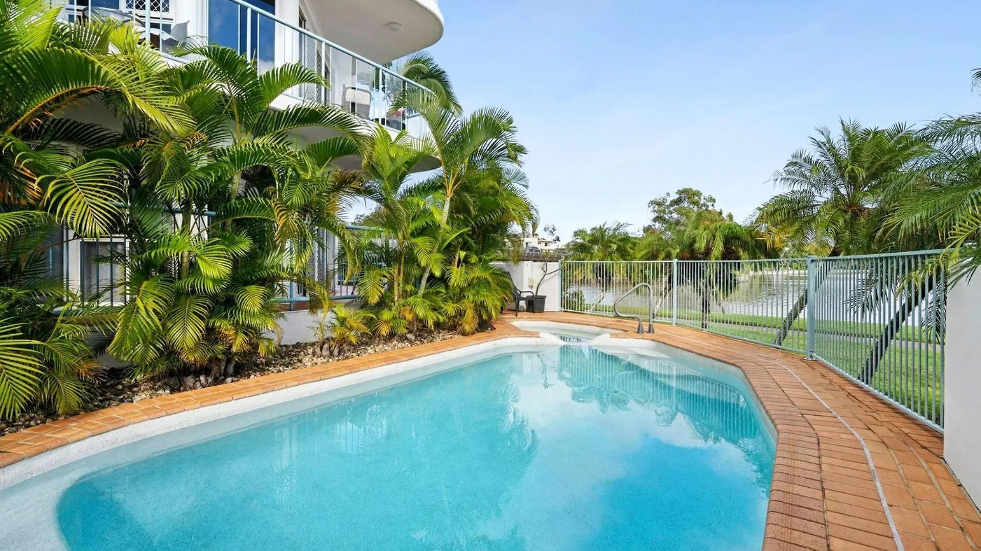 Stunning Rooftop Retreat With Private Jacuzzi Maroochydore