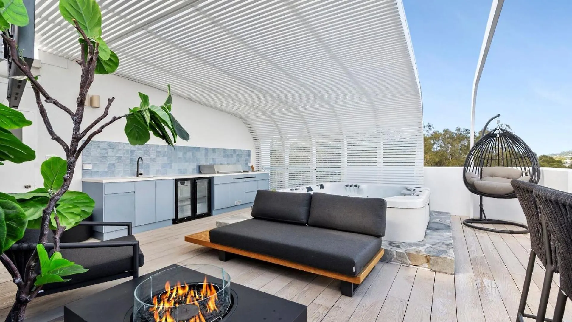 Stunning Rooftop Retreat With Private Jacuzzi Maroochydore
