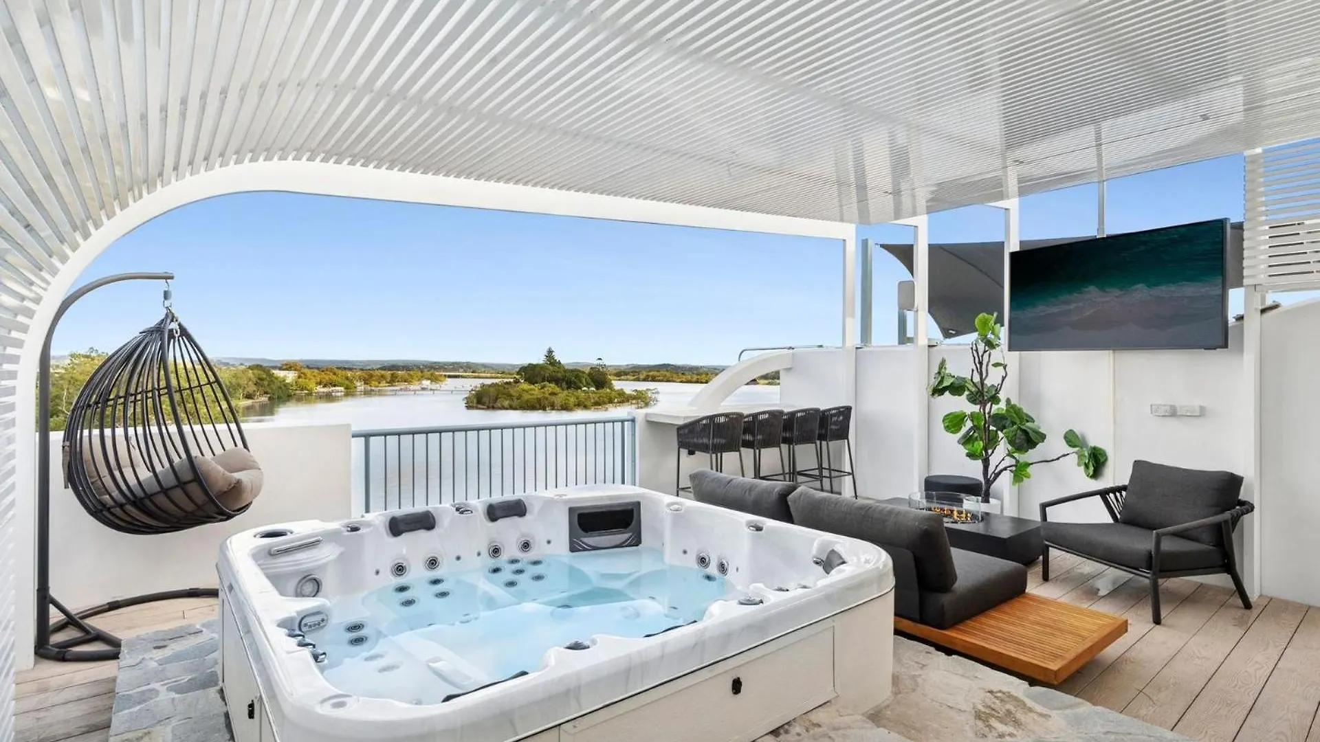 Stunning Rooftop Retreat With Private Jacuzzi Maroochydore Australien